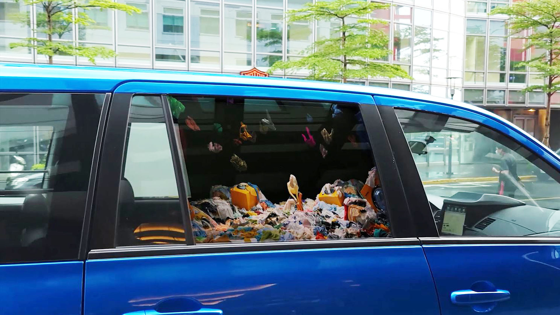 Car DOOH Advertising Trend FIC Launches Car Window Advertisement