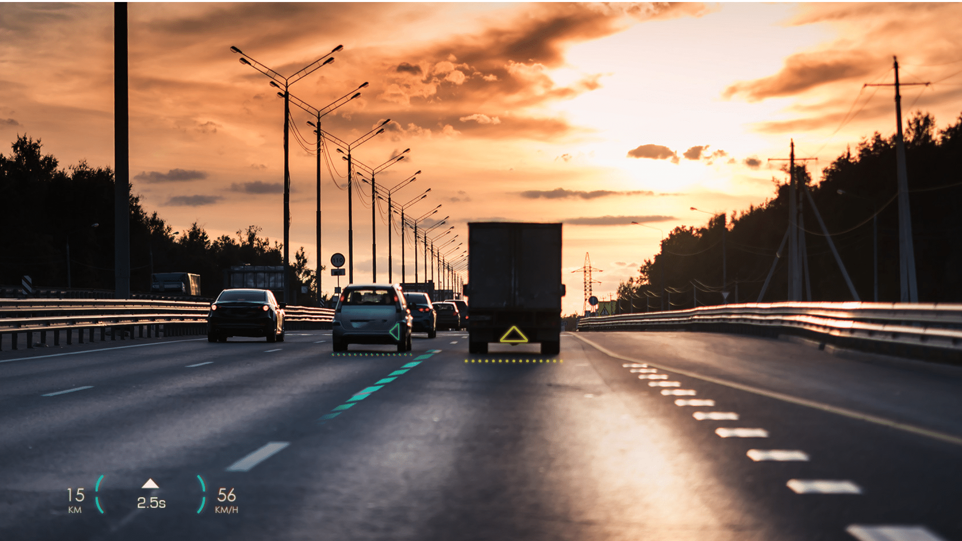 在傍晚的高速公路上，透过增强现实抬头显示器提供驾驶清晰的道路辅助及车速、ADAS信息等...。